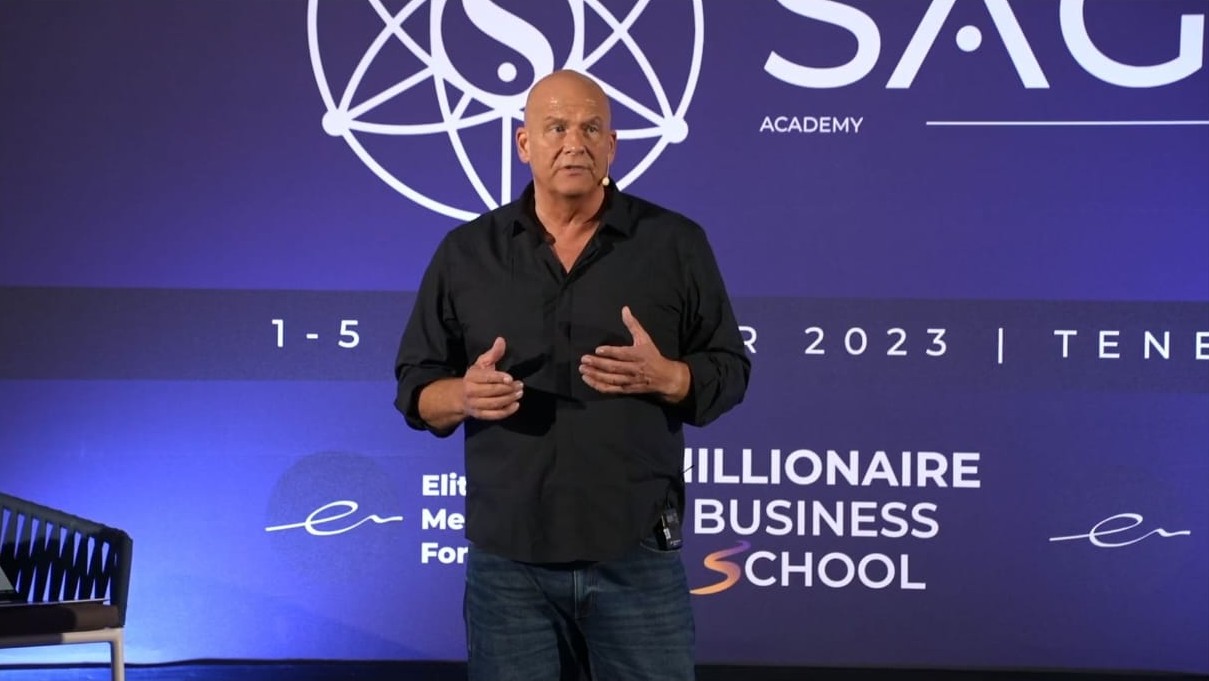 Steve Q speaking on stage at Peter Sage’s Elite Mentorship Forum, Tenerife 2023
